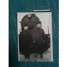 Фотография. Ретро СССР. Два приятеля и паровоз.