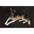 Фарфоровая статуэтка "Собачка" (немецкая овчарка), по всей поверхности кракелюр, клеймо, Германия.