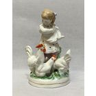 Девочка кормит кур. ДУЛЕВО, 1956 г. С рубля