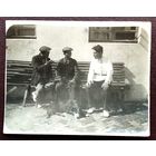 Фото трех мужчин на лавочке. 1930-е. 9х11 см