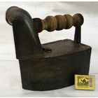 Крупный чугунный утюг с трубой.