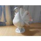 Фарфоровая статуэтка . Голубь. Германия.