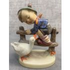 Фарфоровая статуэтка Goebel Германия Герой скотного двора. 1948 год. 9 х 10 см