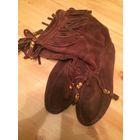 Сапоги кожа Gucci на 38 размер. Натуральная замша, отличного качества. Цвет насыщенно-шоколадный. Хорошее состояние.