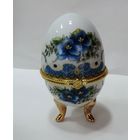 Фарфоровое пасхальное яйцо - шкатулка. Высота 10 см. Европа.