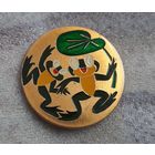 Значок большой веселые лягушата.