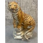 Фарфоровая статуэтка сибирского тигра из серии Великие кошки мира, выпущенная компанией Franklin Mint в 1989 году в сотрудничестве с Национальной федерацией дикой природы. Высота 15 см.