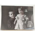 Фото мальчика и девочки. 1940 г. 8х12 см.