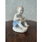 Статуэтка,фигурка фарфоровая редкая мальчик с молотком