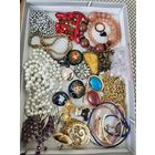 Лот винтажной бужутерии. Бусы, броши, серьги, много разных украшений. Торги с рубля