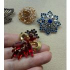 Винтажная брошь с красным кристаллами.