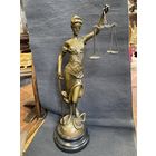 Бронзовая фигура Фемида