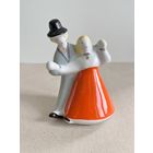 СТАТУЭТКА ФАРФОРОВАЯ "ВЕСЕЛАЯ ПАРОЧКА. ЛАТЫШСКИЙ ТАНЕЦ". 9*6*5,5 СМ. РИГА. РИЖСКИЙ ФФЗ. 1967 ГОД. 1 СОРТ. КРАСНОЕ КЛЕЙМО. СМ.ФОТО, КЛЕЙМО И ОПИСАНИЕ.