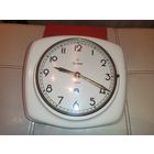 Настенные часы Юнганс "EXACTA" в фарфоровом корпусе, маятник рабочий.