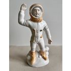 СТАТУЭТКА ФАРФОРОВАЯ "КОСМОНАВТ".  22*10*6 СМ. КОРОСТЕНЬ. СМ.ФОТО, КЛЕЙМО И ОПИСАНИЕ.