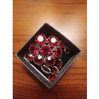 Брошь с красными камнями