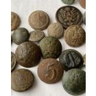 Пуговицы разные.