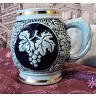 Винтажная кружка для вина. Керамика, глазурь, барельефное изображение винограда. 9х8 см. Бавария.