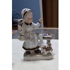 Фарфоровая статуэтка Девочка с гусем.Высота 15 см.Целая