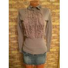 Симпатичная кофточка-гольфик на 42-44 размер. Основной цвет серый, рюши бежевого цвета на груди. Кофточка бу, есть катышки, в общем состояние нормальное, целенькая.