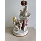 СТАТУЭТКА ФАРФОРОВАЯ  "БАЛЕРИНЫ ПЕРЕД ВЫСТУПЛЕНИЕМ. ЗАВЯЗЫВАЕТ ПУАНТЫ.". БОЛЬШОЙ РАЗМЕР - 29*19*14 СМ. 1976-1991 ГОДА. КИЕВ. КЭКХЗ. УКРАИНА.  СМ.ФОТО И ОПИСАНИЕ.