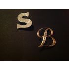 Брошь буквенная В белый металл Германия