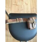 Из натур.кожи снаряжение годов 50-х а может  и до войны для переноски похоже сапёрного топорика или прибора-возможно древнего айфона!!!