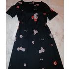 Платье из нежного хлопка, сзади на длинной молнии, расцветка в цветочек ненавязчиво, что сейчас актуально. Размер 44-46 импортного производства.