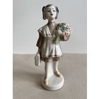 СТАТУЭТКА ФАРФОРОВАЯ " ПЕРВОКЛАССНИЦА. ДЕВОЧКА С ПОРТФЕЛЕМ И БУКЕТОМ ЦВЕТОВ ". 15*4*5 СМ. ПОЛОННОЕ. СМ.ФОТО, КЛЕЙМО И ОПИСАНИЕ.