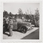 Офицер Вермахта садится в Opel Olympia Stabswagen 1938