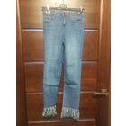 Джинсы Koton на 27 размер, снизу бахрома. Хорошее состояние. ПОталии 34-39 см тянется, бедра  38-43 см, длина без учета бахромы 85 см, с учетом бахромы  94 см, шаговый 59 см без учета бахромы.