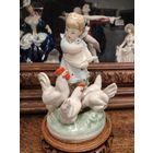 Девочка кормит кур редкая статуэтка минский завод состояние