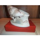 Фарфоровая статуэтка-карандашница "Курочка", высота 13.5 см.