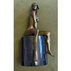 Бронзовая скульптура обнаженной женщины