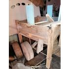 Жерновами для помола муки.