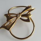 Брошь- кольцо для платка в  форме банта. Винтаж .Позолота. Фианиты.6,5 см.х5 см.