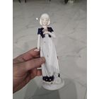 Фарфоровая статуэтка девушка с букетом