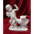 Статуэтка фарфоровая Путти с гусём, Германия