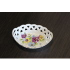 Винтажное, фарфоровое блюдо, выполнена в стиле "Плетеная корзина", с ажурными краями, цветочными узорами и золотистой отделкой.