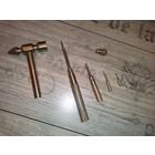 Латунный молоток с четырьмя отвёртками, длина 19 см.