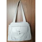 Отличная сумка светло-серого цвета.