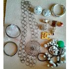 Лот бижутерии: бусы, клипсы, серьги, кулоны.