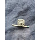 Запонка - накладка в виде крестика.