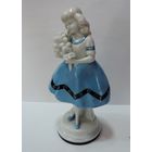 Статуэтка фарфоровая "Девушка с цветами" 70-е годы Германия. Высота 18.5 см. Один пальчик битый.