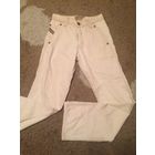 Светлые мужские джинсы на 44-46 размер. Длина 105 см, ПОталии 36 см, ПОбедер 53 см. Джинсы в идеальном состоянии. Есть небольшое пятно в самом верху, не бросается в глаза.