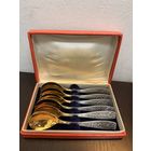 Винтажный набор мельхиоровых чайных ложек СССР в оригинальной коробке . Покрытие двухслойное серебрение и золочение .