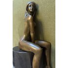 Бронзовая скульптура обнаженной женщины