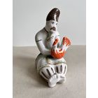 СТАТУЭТКА ФАРФОРОВАЯ " МУЖИК С ПЕТУХОМ ". 12*6*9 СМ. КЭКХЗ. КИЕВ. СМ.ФОТО, КЛЕЙМО И ОПИСАНИЕ.