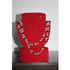 Пластиковые бусы с магнитами.