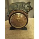 Часы медведь на бочке. На ходу. С Рубля.